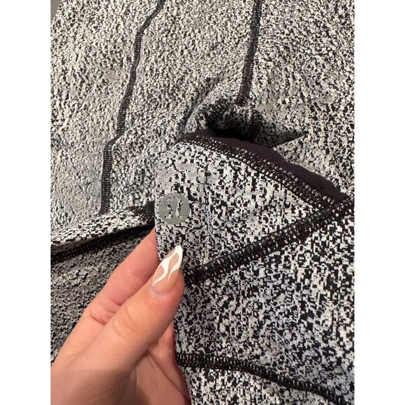 Lululemon size 4 cropped old style 23” inseam - Picture 5 of 5